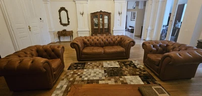 Chesterfield Sitzgruppe Sofa + 2 Sessel + Hocker Echtleder cognac Top Zustand - Bild 1 von 4