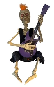 Esqueleto Rocker Decoración Halloween con Guitarra y Ojos Intermitentes - 22" Alto VIDEO - Imagen 1 de 5