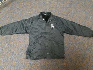 Vintage schwarze Hilton STP Patch Jacke Gr. M LESEN - Bild 1 von 7
