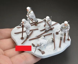 New Hand Made 1/72 Soviet Ski Forces 5PCS Soldiers Snow Field Painting Model - Picture 1 of 5
