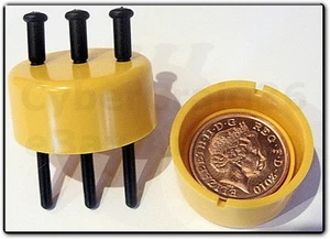 NAIL SPIKE THROUGH THRU 1p PENNY COIN MAGIC MONEY TRICK TUBE CLOSE UP VIDEO DEMO - Foto 1 di 1