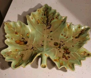 VINTAGE ARTIST SIGNED ART POTTERY MAPLE LEAF PLATE DISH MCM 1971 - Picture 1 of 2
