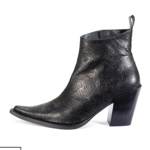 BOTINES ASIMÉTRICOS JOHN FLUEVOG WESTERN PUNK JOAN 9 - Imagen 1 de 12