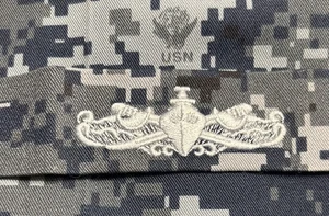 Insignia de guerra de superficie de la Marina de los Estados Unidos cosida NWU tipo I plateada USN - Imagen 1 de 2