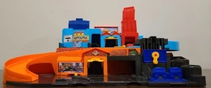 Hot Wheels - ULTRA HOTS STO & GO Playset. W/10 New & Loose Cars! 1 Missing Piece - Picture 1 of 8