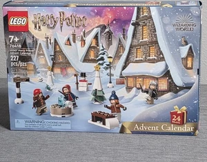 LEGO Harry Potter Adventskalender 2023 76418 Minifiguren Weihnachtsdorf Szene - Bild 1 von 4