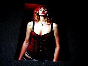 CHIUSURA DI SPLENDIDA MODELLA BIONDA IN POSA IN CORSETTO VELLUTO MARRONE-FOTO SCOLLATURA - Foto 1 di 1