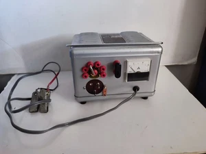 CHARGEUR REDRESSEUR REGLABLE TYPE 5612 R HURAUX 127 V A 220 V VU AMPEROMETRE - Imagen 1 de 6