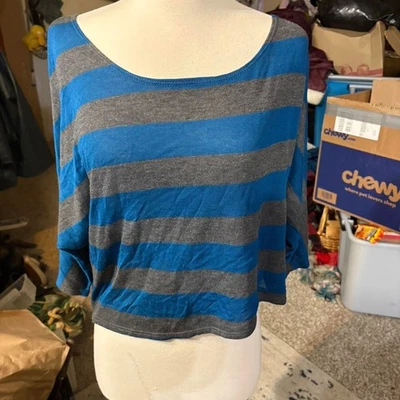 Blusa Y2K Charlotte Russe listrada preta e cinza desleixada fora do ombro tamanho grande - Imagem 1 de 3