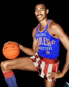 WILT CHAMBERLAIN 8X10 PHOTO HARLEM GLOBETROTTERS BASKETBALL - Picture 1 of 1
