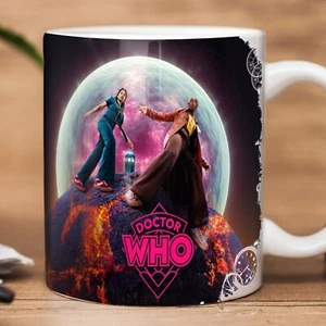 Taza/regalo Doctor Who. Temporada 2 de Ncuti Gatwa. Incluye Belinda Chandra. - Imagen 1 de 2