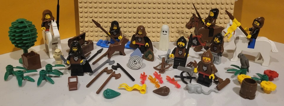 LEGO lot- 10 classic wolfpack minifigures. vintage castle, shield, flag, horses. - Image 1 of 1