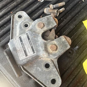 80-96 Ford Full Size Bronco Rear Seat Center Latch Assembly Complete -bolts - Foto 1 di 9