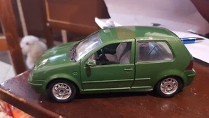 BURAGO BBURAGO 1/24 VOLKSWAGEN GOLF BERLINA 3 PORTE VERDE VINTAGE - Foto 1 di 6