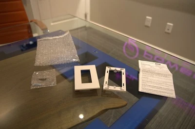 Placa frontal de paladio Lutron blanco mate de una sola banda Foto 1 de 3