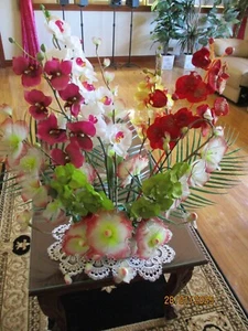 Artificial flowers in vase - Picture 1 of 5