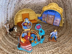 De colección Polly Pocket Bluebird 1995 Pocahontas Powhatan cabaña SOLO y juego - Imagen 1 de 7