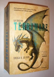 LA SAGA DI TERRAMARE - URSULA K. LE GUIN - MONDADORI 2013 RACCOLTA COMPLETA - Foto 1 di 2
