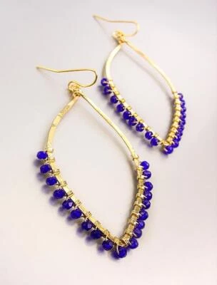 Exquisitos pendientes colgantes de lágrima rellenos de oro con cristales azules reales envueltos en alambre Foto 1 de 3