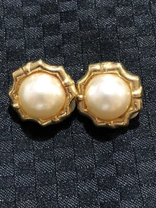 Vintage earrings Gold Tone Faux Pearl Circular Clip On - Picture 1 of 2
