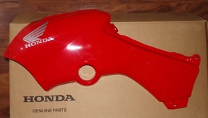 HONDA RECON 250 TE, TM RED LEFT BODY SIDE PANEL, SILVER STICKER 83650-HS0- - Foto 1 di 3