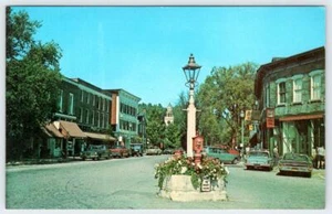 1960's THE HUB OF WOODSTOCK VERMONT ELM & CENTRAL STREETS CLASSIC CARS POSTCARD - Picture 1 of 2