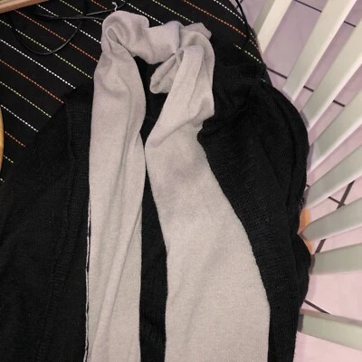 Suéter Axcess Mujer Mediano con Acentos Grises y Negro Sólido en la Espalda. Foto 1 de 4