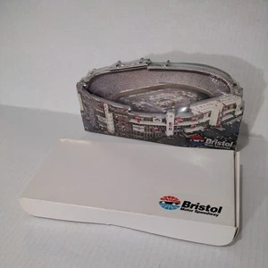 Bristol Motor Speedway 2004 pista de carreras 3D Homefields Inc. 9" X 4" sellado - Imagen 1 de 21