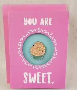 DU BIST SÜSS Grußkarte mit Emaille CUPCAKE Pin & Umschlag - Bild 1 von 8
