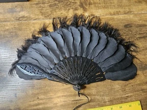 Ventaglio a mano lutto nero vintage tessuto plastica piuma CORDE ROTTE - Foto 1 di 5