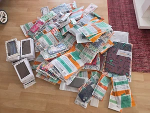 Verschiedene Handyhüllen Konvolut 100 Stück plus 12 Teile Zubehör Samsung Ipohne - Bild 1 von 24