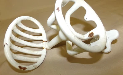 Antique Cast Iron Porcelain Enamel Wall Mount Soap Dish And Cup Holder - Imagem 1 de 4