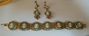 Bracciale vintage cammeo blu tono oro con strass 7,5" e orecchini cammeo blu - Foto 1 di 9