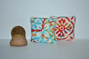 Almohadas miniatura para casa de muñecas escala 1:12 2 cojines de almohada bonitos florales - Imagen 1 de 4
