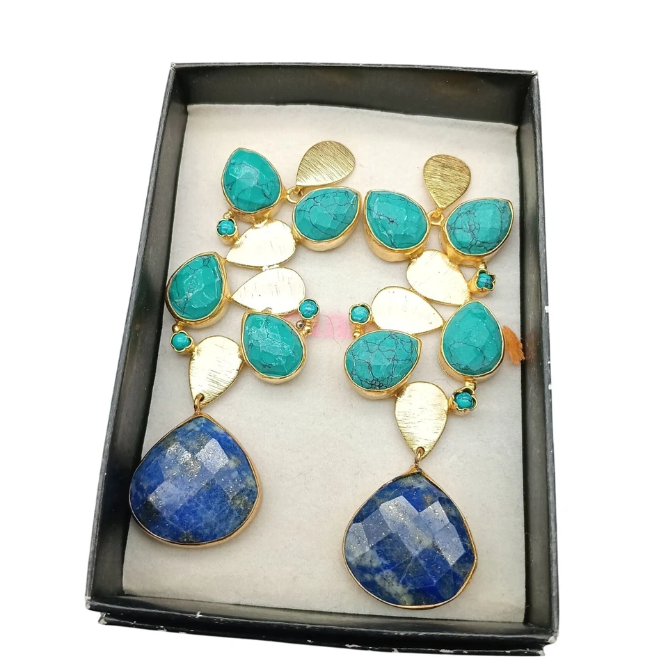 Pendientes llamativos marca Avon chapados en oro con detalles de piedras preciosas turquesas y azules Foto 1 de 3