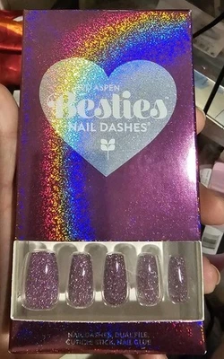 Guiones de uñas Red Aspen Besties Dora Rose Foto 1 de 2