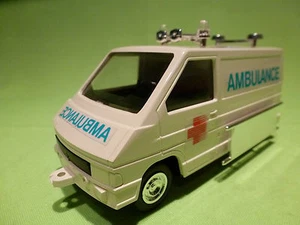 PLASTIC 1:32? - RENAULT TRAFIC AMBULANCE RARE SELTEN - IN GOOD - 449 - Picture 1 of 7