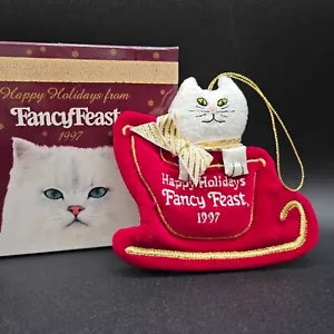 Adorno de Navidad Fancy Feast 1997 gato blanco en trineo rojo en caja feliz fiesta - Imagen 1 de 7