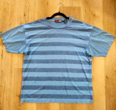Camiseta grande a rayas azules de los 90 de colección de las noticias de hoy para hombre Grunge emo patinador punk Foto 1 de 4
