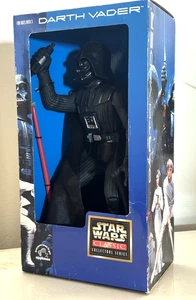1997 STAR WARS DARTH VADER CLASSIC COLLECTORS SERIES ACTION FIGURE GRANDE 13,5" - Foto 1 di 6