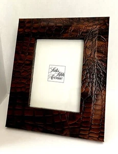Marco de escritorio de cuero de cocodrilo en relieve Saks Fifth Avenue - Imagen 1 de 8