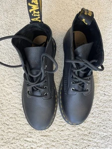 Neu Dr. Martens 101 UB Stiefel Schwarz Pebbled Leder Größe 7-8 US / 6 UK / 39 EU - Bild 1 von 6