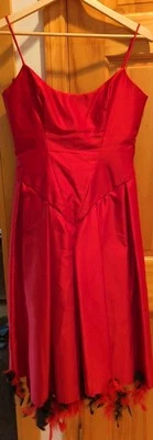 Vestido de fiesta vintage Loralie graduación talla 8 rojo seda con plumas rojas y negras Foto 1 de 4