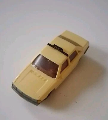 Modellauto Taxi Audi 100 GL 5E ca. 5,3 cm - Bild 1 von 4