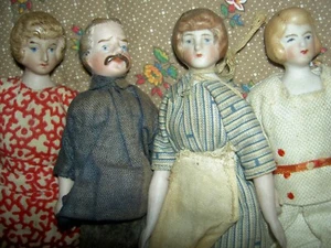 CUATRO muñecas antiguas alemanas de bisque, casa de muñecas de 5" FAMILIA originalmente vestidas exlnt. - Imagen 1 de 24