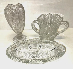 (3 Stück) Vintage HIGBEE DISTEL Pressglas: Knospenvase, Relish, Henkelschale - Bild 1 von 4