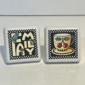 2 POMELLI ESTRAIBILI CASSETTI CERAMICA QUADRATI MARY ENGELBREIT FAMIGLIA E TAZZA ALLEGRA - Foto 1 di 5