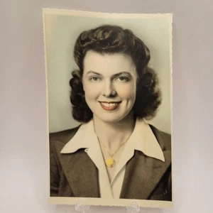Ritratto giovane donna vintage anni 40 colorato a mano Ocean Park California - Foto 1 di 3
