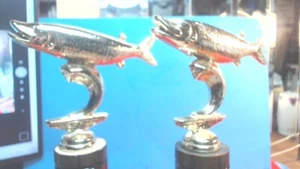 De colección - Muskie--2--Toppers de trofeo - 4-7/8" de largo - Sólido - Latón recubierto de zinc fundido - Imagen 1 de 5