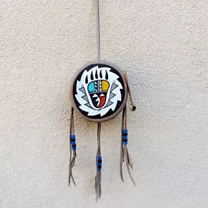 Colgante de pared de tambor pintado a mano nativo americano-navajo-pata de oso-begaya occidental - Imagen 1 de 3